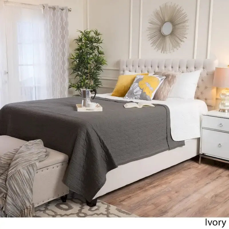 Kaelyn Upholstered Tufted Queen Bed
